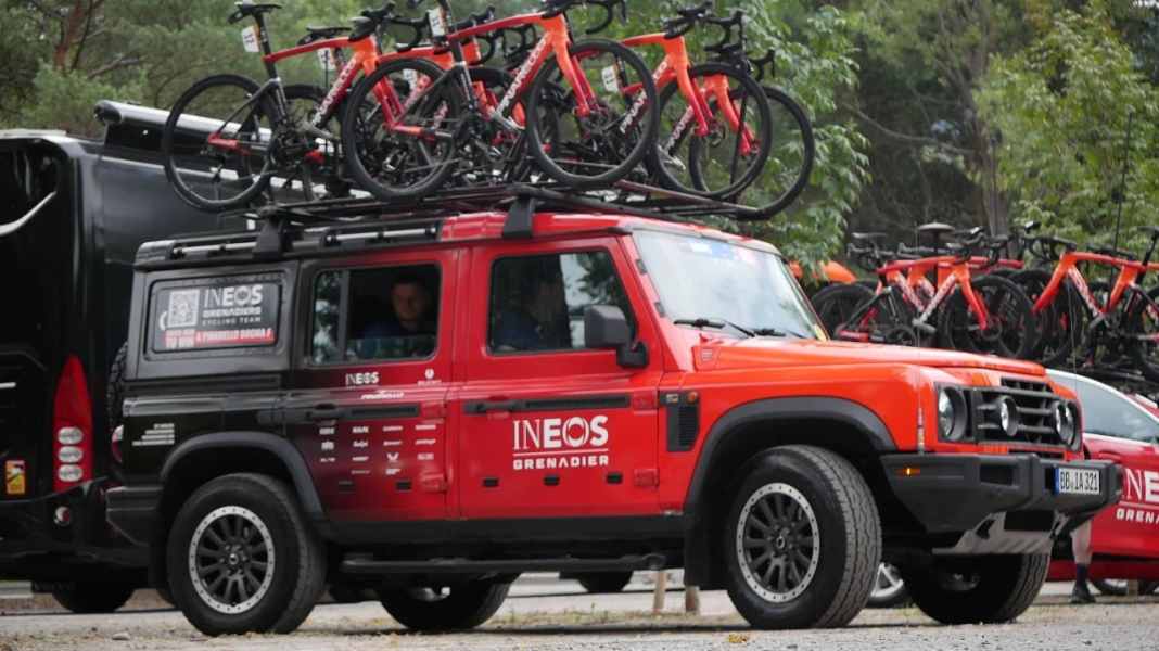 Ineos Grenadier: Riesiger Geländewagen als Teamfahrzeug bei der Tour de France