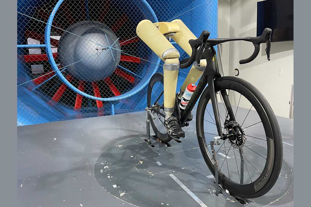 The new Specialized Tarmac already showed its potential on the first test ride. The measurements from the TOUR lab and GST wind tunnel confirm the positive riding impression.
