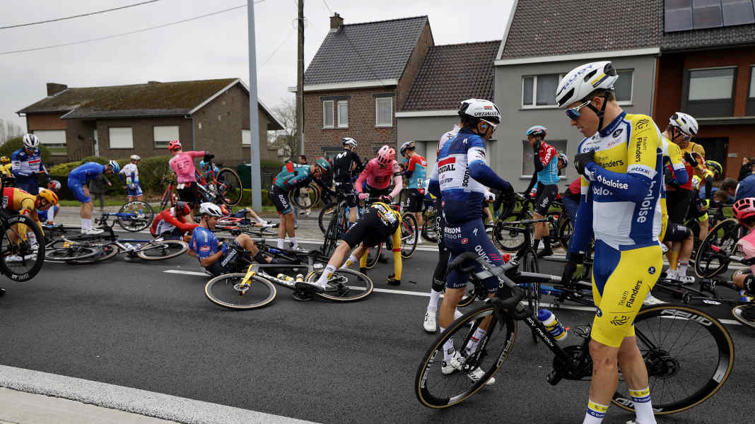 Massensturz bei Flandern-Rundfahrt: Pole Maciejuk disqualifiziert