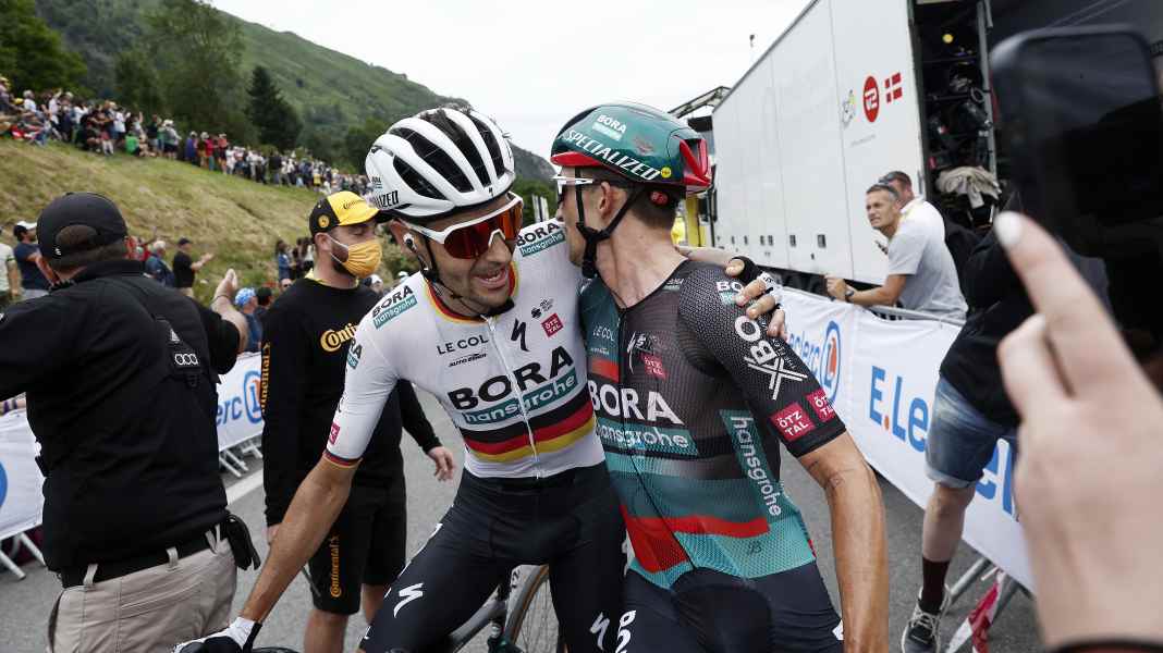 Mit Buchmanns Hilfe: Hindley holt Etappensieg & Gelb