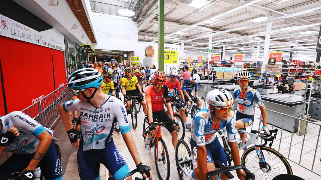 Vuelta 2024: Fahrer starten im Supermarkt