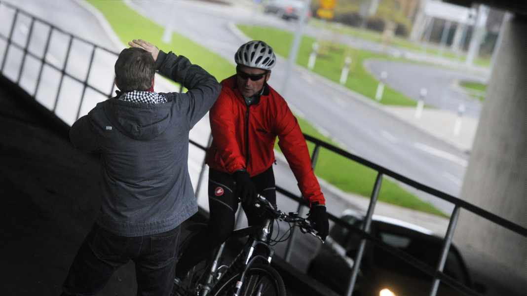 Gerichtsurteile zu Fahrradunfällen: Warum ihr auf Bodenwellen auf der Straße achten solltet