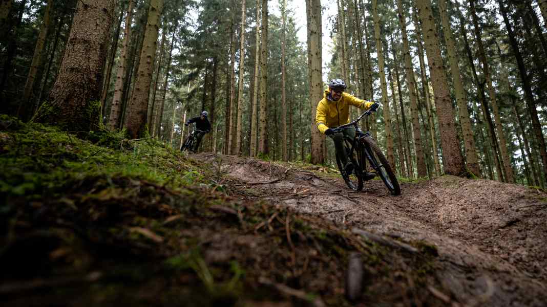 Biken im Herbst: MTB-Kleidung von Gore Wear für nasse Tage