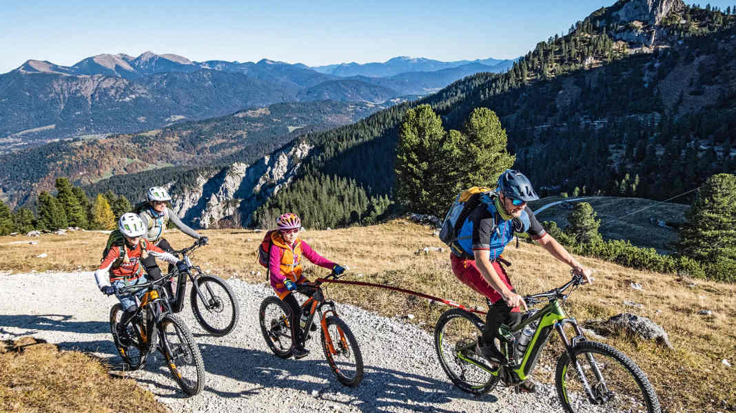 Familien-Tour mit dem E-Bike zum Schachenschloss