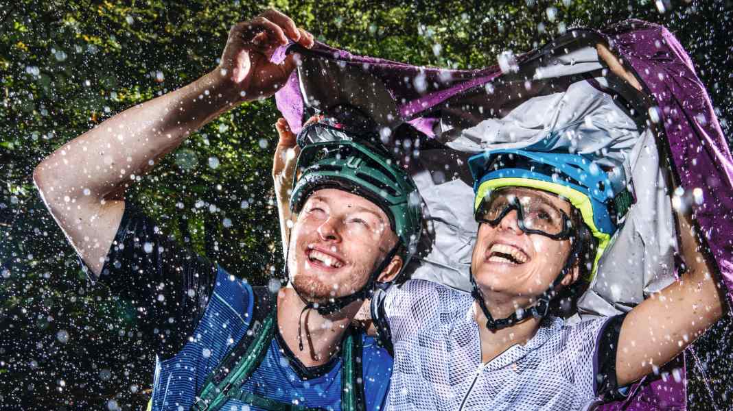 8 MTB-Regenjacken im Labor- und Praxistest
