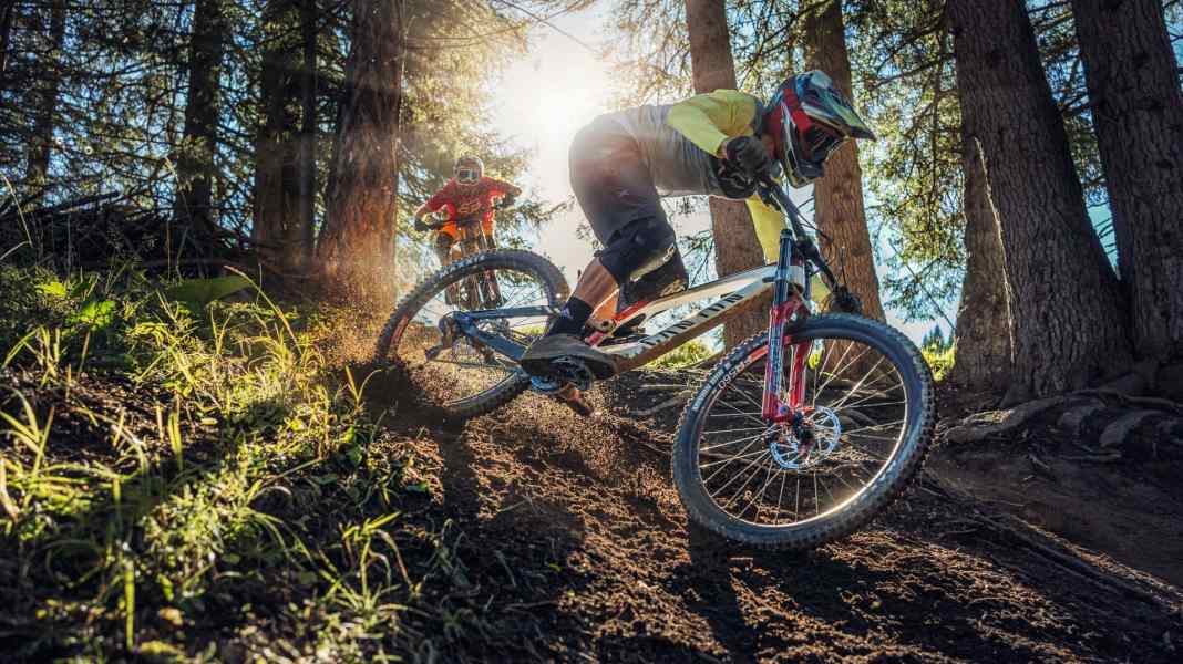 Downhill-Duell: Canyon Sender CFR gegen Pivot Phoenix 29
