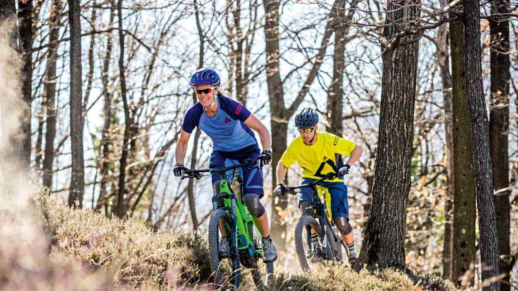 6 günstige E-Fullys im Labor- und Praxistest