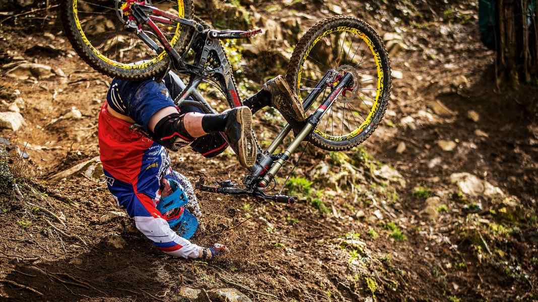 18 Enduro Helme im TÜV Crash-Test