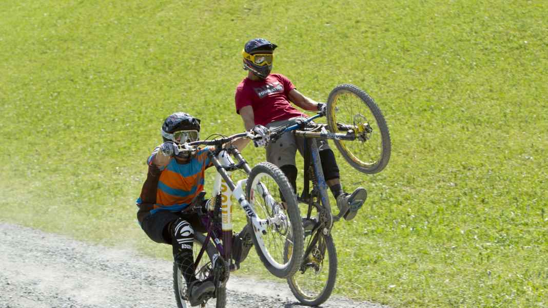 Auf dem Hinterrad surfen
