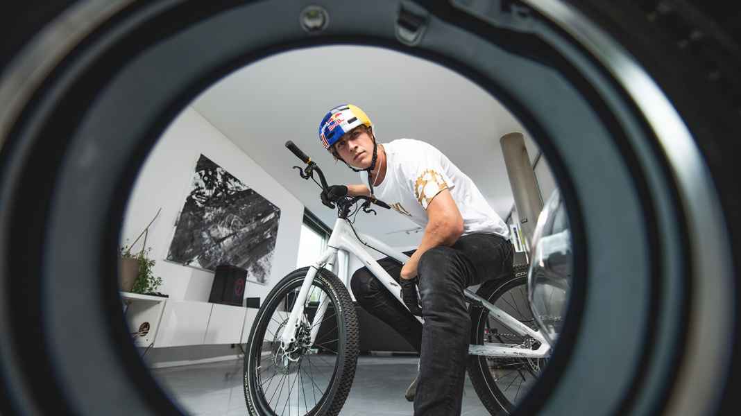 Video-Clip: Fabio Wibmer im Home Office