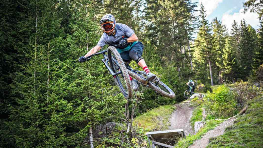 Rocky Mountain Altitude A 50 vs Trek Slash 8