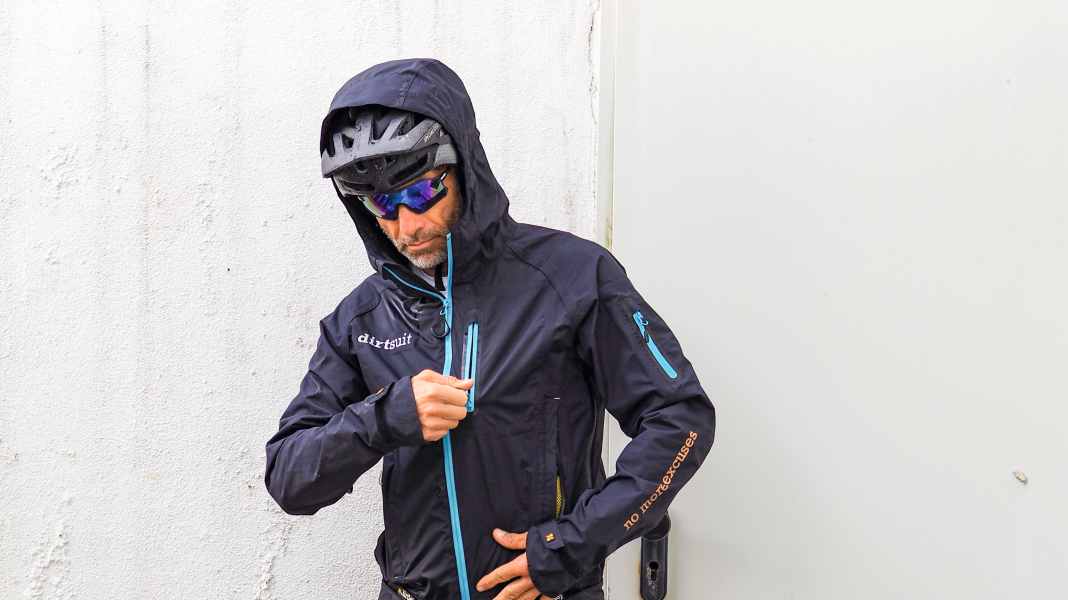 Wasserabweisender Schutzanzug von Dirtlej im Praxistest