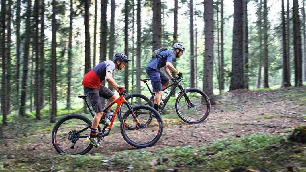 4 sportliche Fullys für lange Touren im BIKE-Test