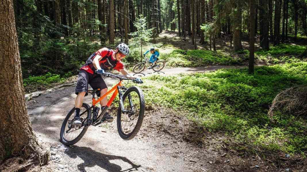 9 Trailbikes bis 2700 Euro im BIKE-Test
