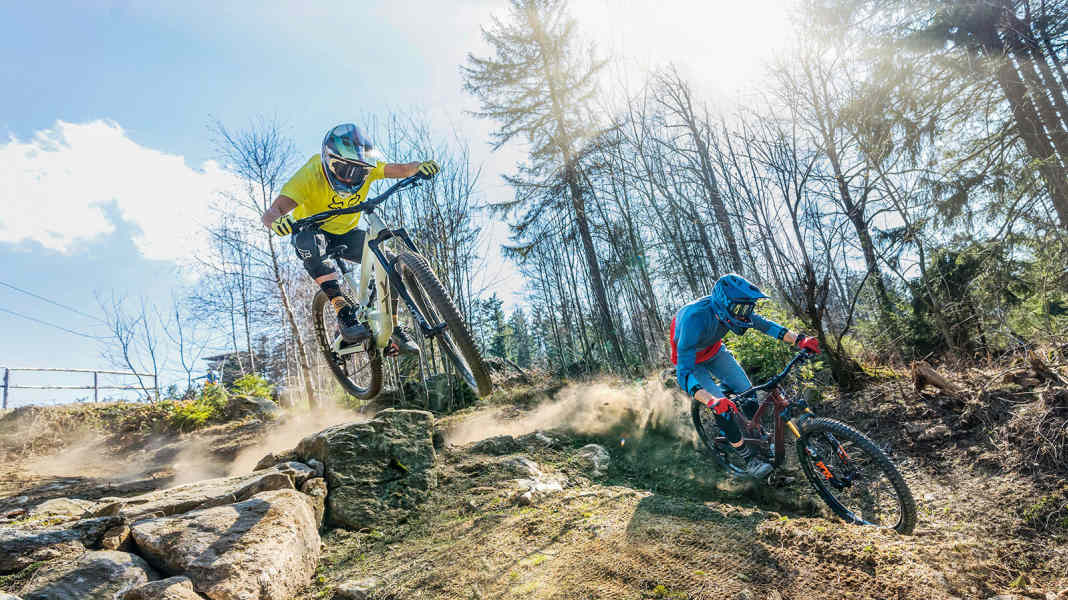 6 Enduro-Mountainbikes im Labor- und Bikepark-Test