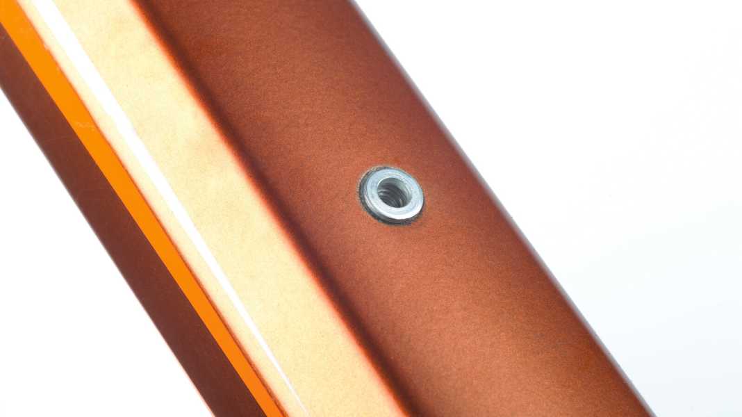 Bohren sie neue Nieten für die Flaschenhalterung am MTB