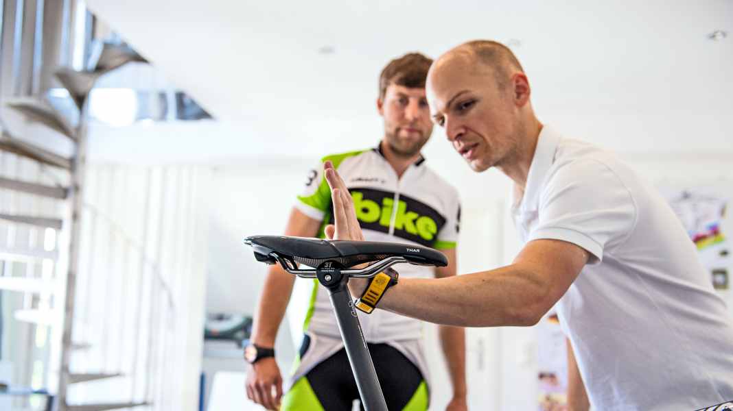 So stellen Sie am Rad Cockpit und Sattel ein