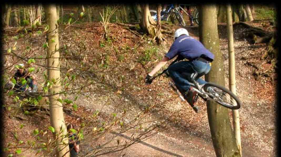 Bombenkrater in München wird platt gemacht