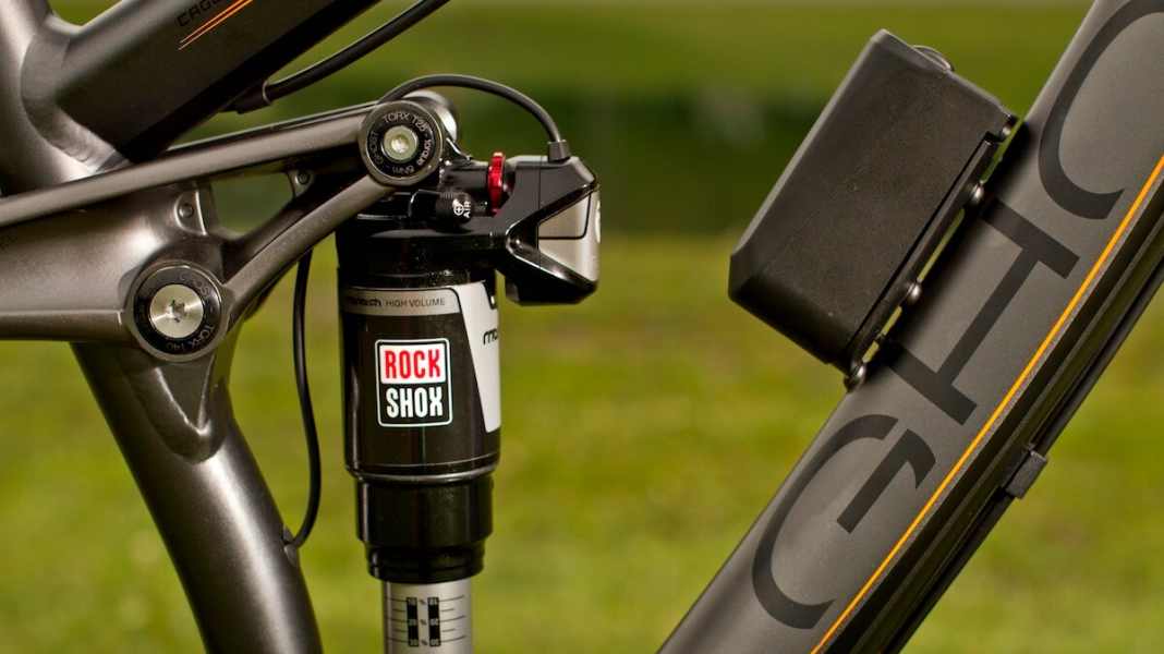 Weltpremiere: Automatisches Fahrwerk E:i-Shock