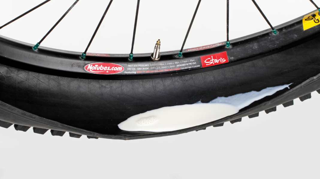 SCHLAUCHLOS-REIFEN: Dichtmilch richtig anwenden