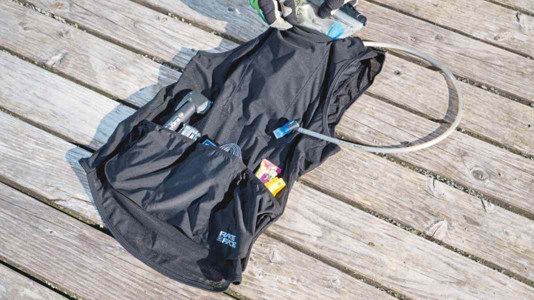 Race Face Stash Tank: Unterhemd mit Stauraum