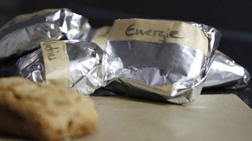 So nehmen Sie Reiskuchen und Riegel mit auf Tour