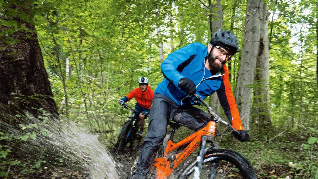 8 Regenhosen & 12 Regenjacken im Vergleich