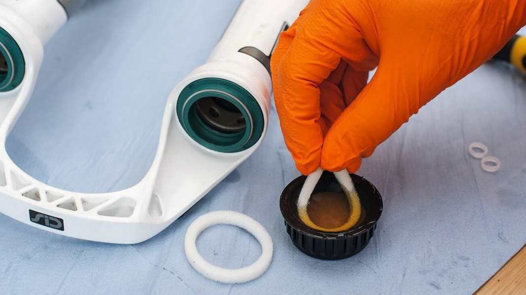 Regelmäßiger Service für MTB-Gabel und Dämpfer nötig?