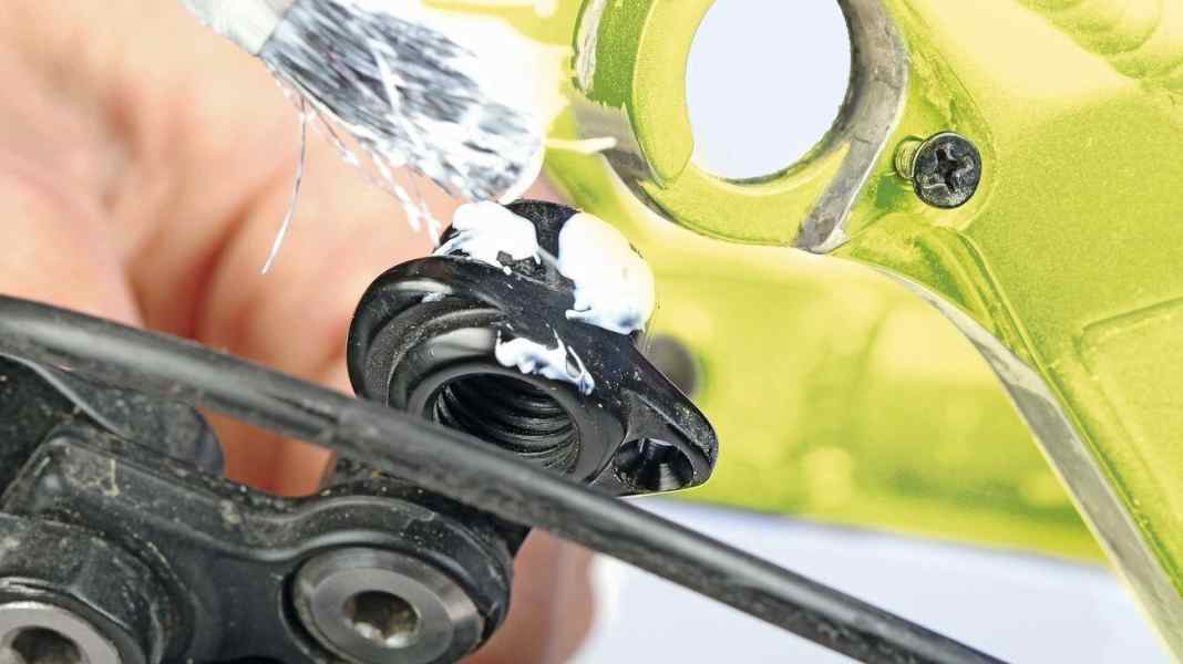 So beseitigen Sie Geräusche an Rahmen und Laufrädern