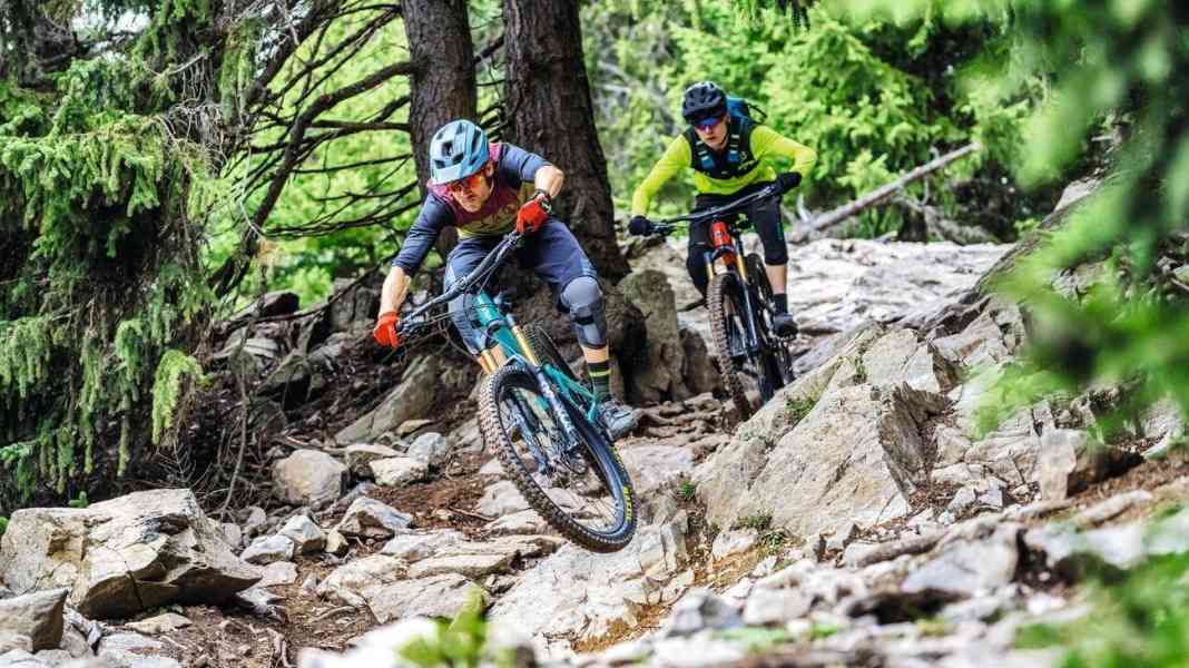 8 Highend-Enduros bis 170 mm Federweg im Vergleich