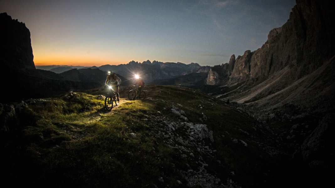 10 MTB Helmlampen im Labor- und Praxistest