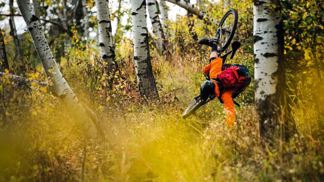 10 Helme im harten Crash-Test