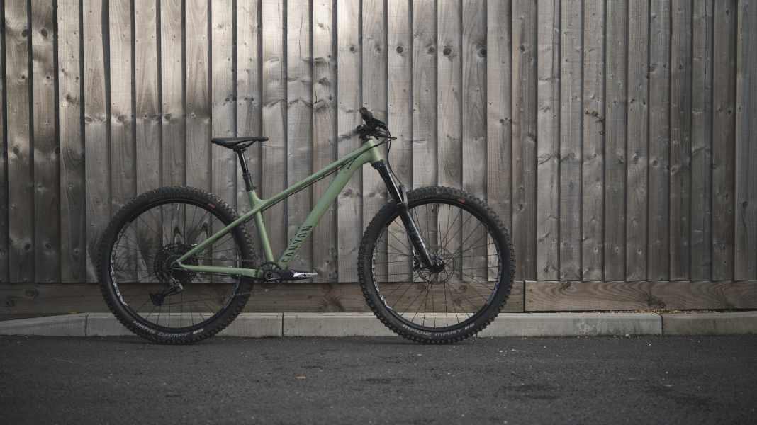 Stoic: Günstiges Trail-Hardtail für junge Shredder