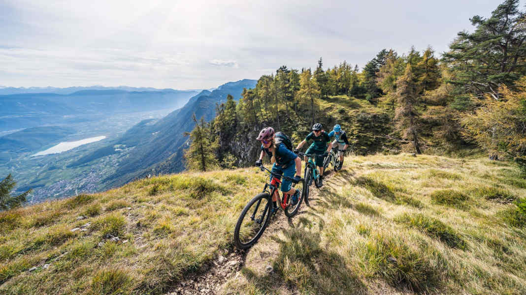 Spritzige Alleskönner: 8 Trailbikes im Vergleich