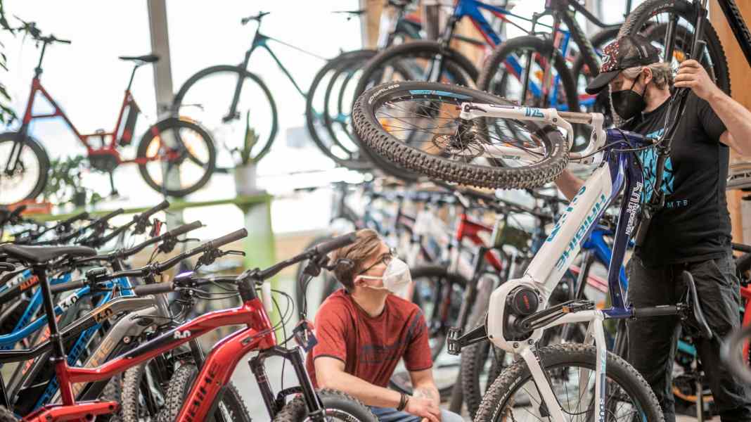 E-MTB kaufen: Besser online oder beim Händler?