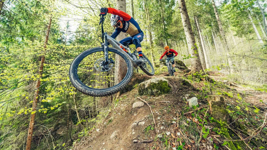 2 Enduros unter 20 Kilo im harten Duell