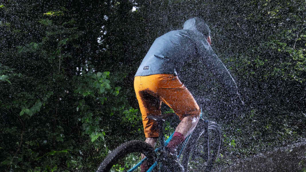 Trockenpackung: 5 Regenhosen und -anzüge im Vergleich