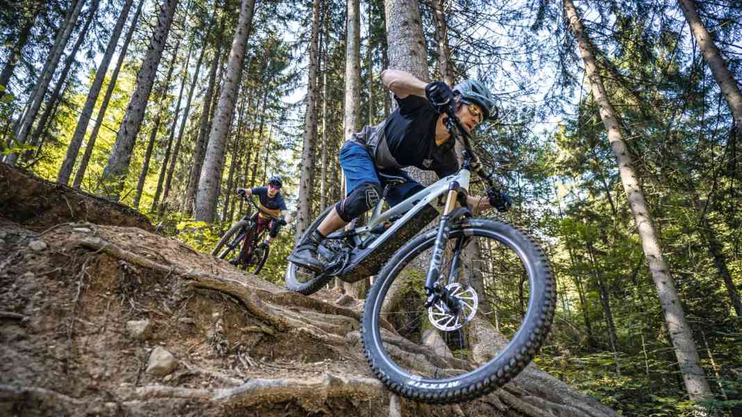 Testsieger-Duell: Specialized Levo Expert vs YT Decoy Core 4