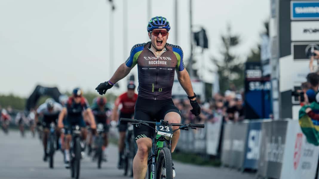 Nove Mesto: Luca Schwarzbauer gewinnt Short-Track-Worldcup