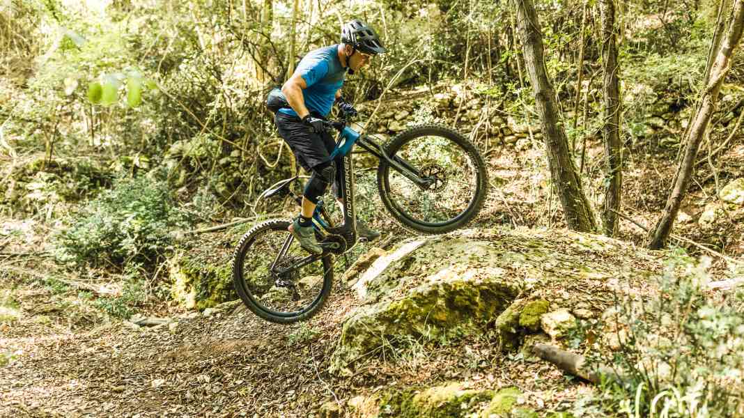 How to: EMTB-Expert-Fahrtechnik #2 - Stufe bergauf bezwingen