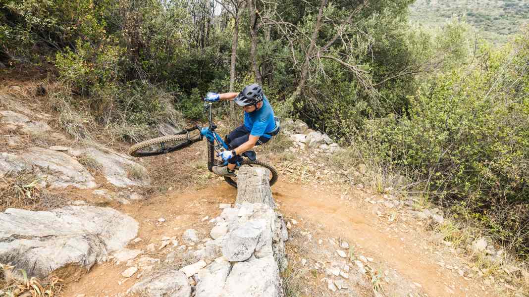 How to: EMTB-Expert-Fahrtechnik #3 – Kurve bergauf mit Frontswitch & Powercurve