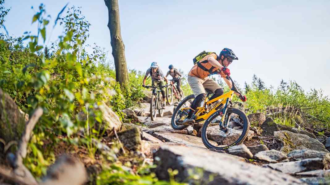 Test Trailbikes 2023: Sechs abfahrtsstarke Trailfullys im Vergleich
