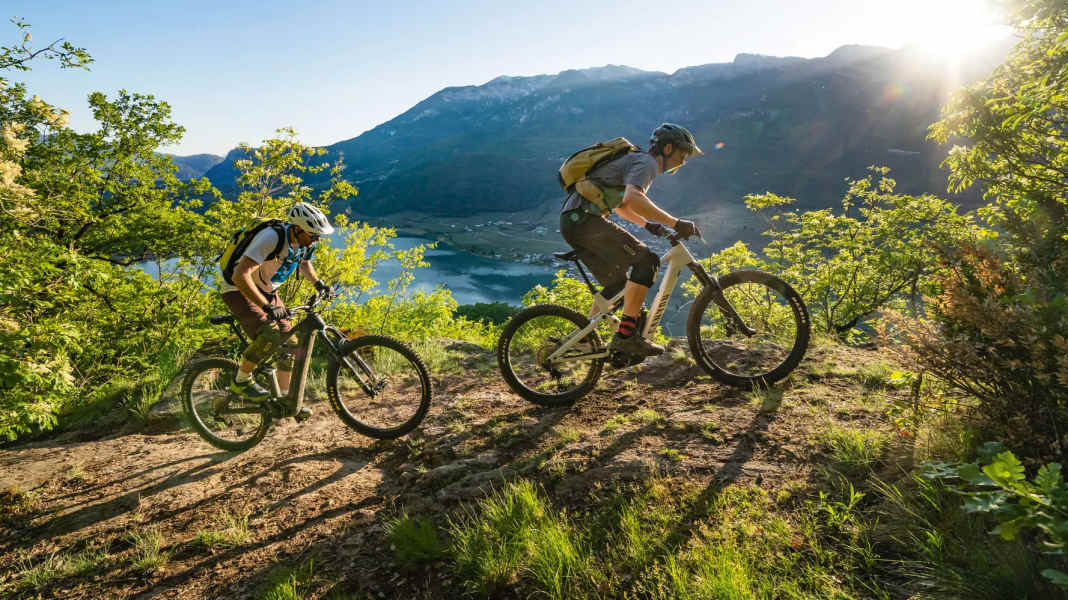 Test All-Mountain-E-Bikes 2022: 8 E-All-Mountains im großen EMTB-Lesertest