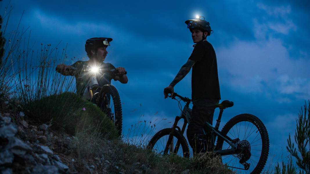 Kaufberatung Lampen: 3 leichte Helmlampen & 3 StVZO-Rücklichter