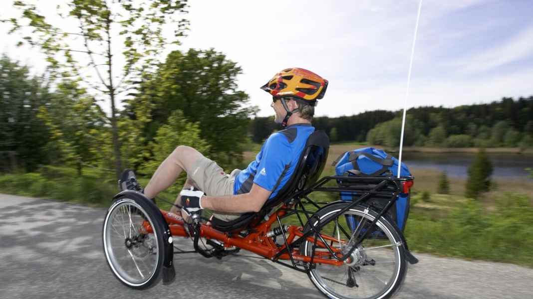 Ein Liegerad mit drei Rädern