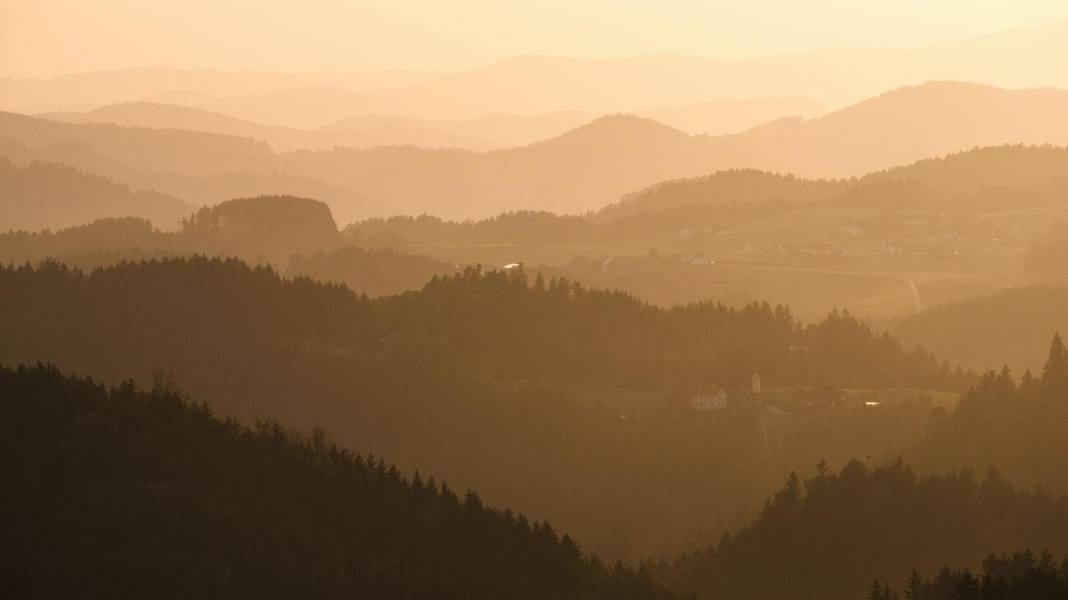 Durch Wald und Hügelland