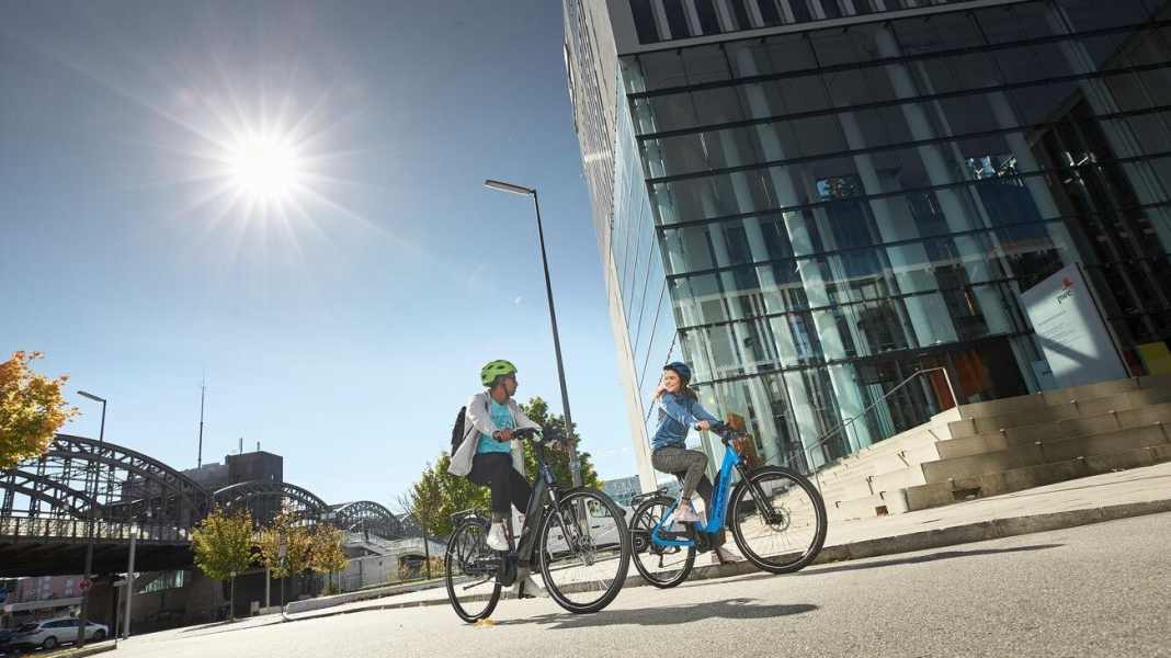 Acht City-Pedelecs mit tiefem Einstieg im Test