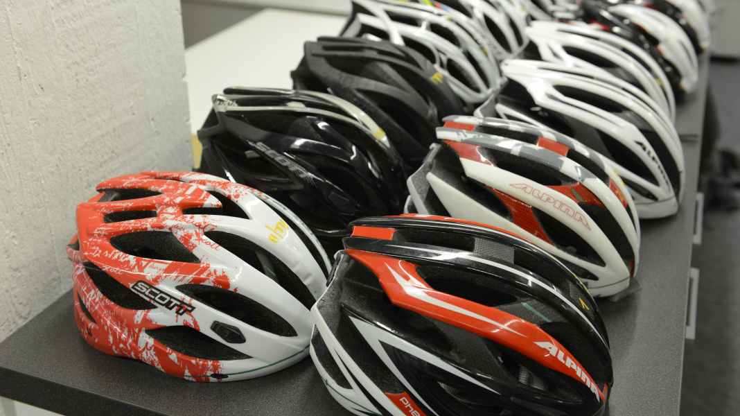 Crashtest: Sicherheit von Fahrradhelmen - So sicher sind alte Rennrad-Helme