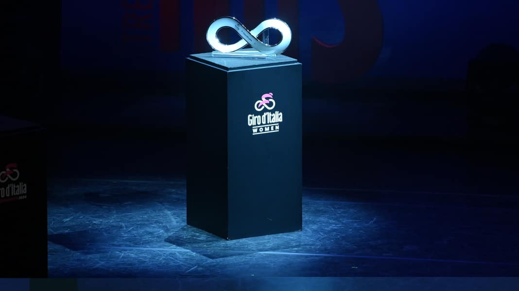 Giro d’Italia Women 2024: Veranstalter präsentiert vorerst nur die Trophäe