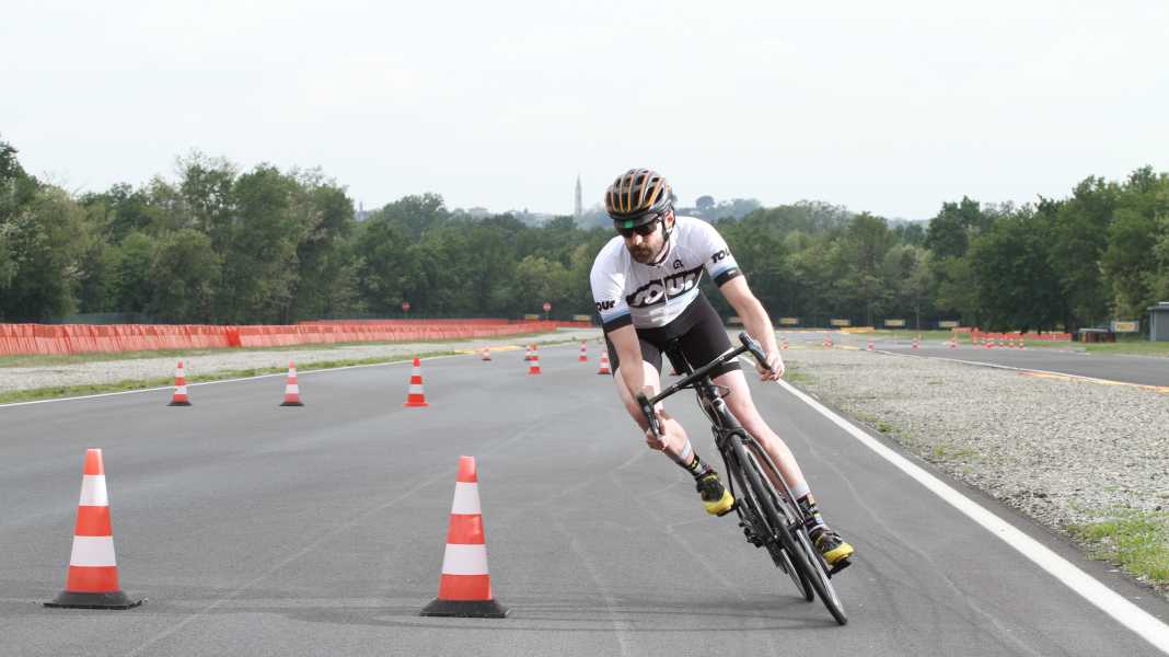 So testet TOUR: Rennrad-Reifen im Grip-Test